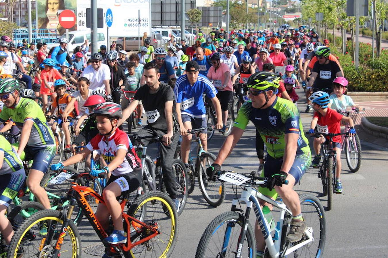 Cerca de un millar de personas participaron en la tarde de ayer en el Día de la Bicicleta del núcleo de El Ejido. Un evento que volvió a subir sobre las dos ruedas a abuelos, padres y nietos para disfrutar de una jornada de ocio y deporte en familia.