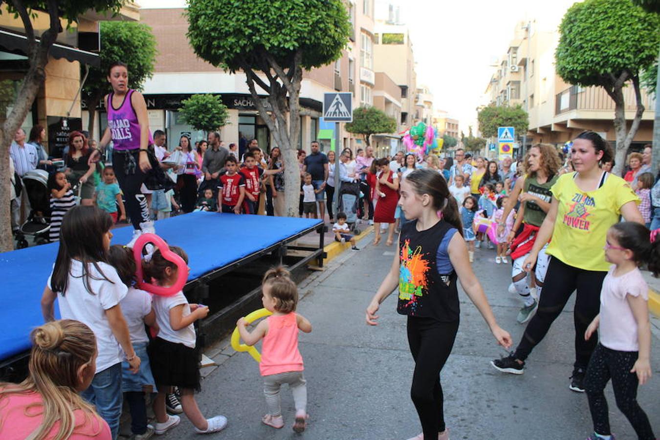 La Noche en Blanco ejidense gana adeptos. Además de conseguir que miles de personas llenaran ayer por la tarde y por la noche el centro de la ciudad, también fueron más de ochenta los comercios que se animaron a formar parte de esta propuesta comercial, lúdica y cultural que dio vida y ambiente a las principales calles del centro durante más de cinco horas consecutivas. Pasacalles, magia, música, baile, sorteos, desfiles de moda o talleres se fueron alternando en diferentes enclaves del centro.