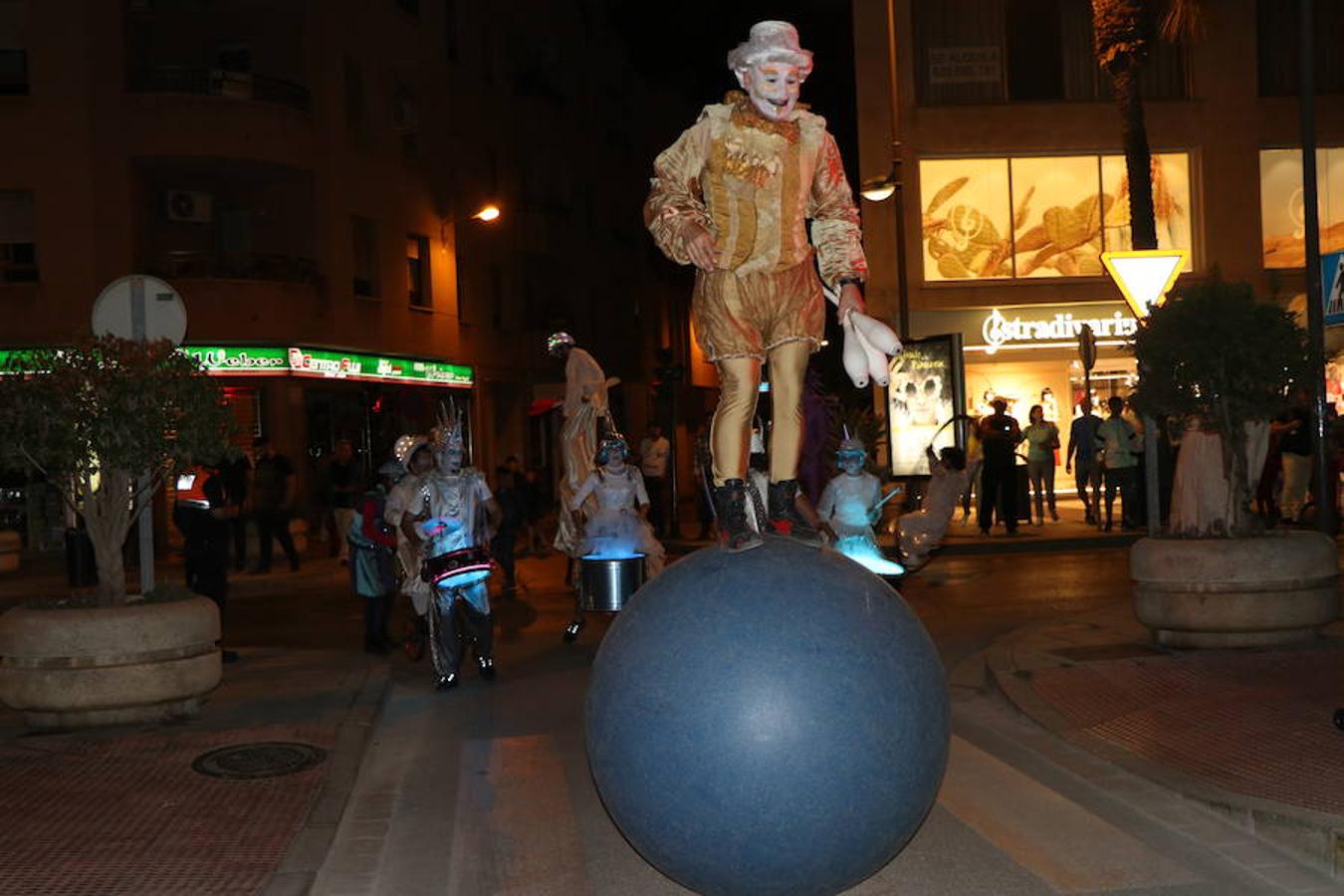 La Noche en Blanco ejidense gana adeptos. Además de conseguir que miles de personas llenaran ayer por la tarde y por la noche el centro de la ciudad, también fueron más de ochenta los comercios que se animaron a formar parte de esta propuesta comercial, lúdica y cultural que dio vida y ambiente a las principales calles del centro durante más de cinco horas consecutivas. Pasacalles, magia, música, baile, sorteos, desfiles de moda o talleres se fueron alternando en diferentes enclaves del centro.