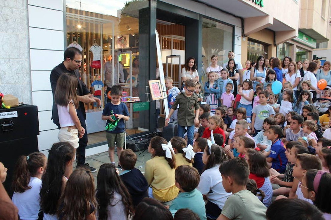 La Noche en Blanco ejidense gana adeptos. Además de conseguir que miles de personas llenaran ayer por la tarde y por la noche el centro de la ciudad, también fueron más de ochenta los comercios que se animaron a formar parte de esta propuesta comercial, lúdica y cultural que dio vida y ambiente a las principales calles del centro durante más de cinco horas consecutivas. Pasacalles, magia, música, baile, sorteos, desfiles de moda o talleres se fueron alternando en diferentes enclaves del centro.