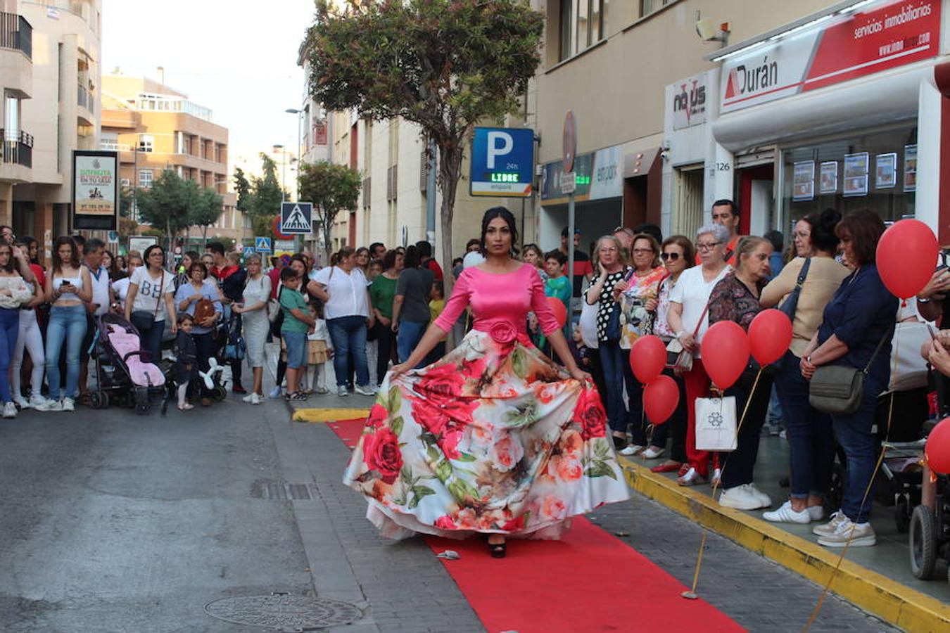 La Noche en Blanco ejidense gana adeptos. Además de conseguir que miles de personas llenaran ayer por la tarde y por la noche el centro de la ciudad, también fueron más de ochenta los comercios que se animaron a formar parte de esta propuesta comercial, lúdica y cultural que dio vida y ambiente a las principales calles del centro durante más de cinco horas consecutivas. Pasacalles, magia, música, baile, sorteos, desfiles de moda o talleres se fueron alternando en diferentes enclaves del centro.