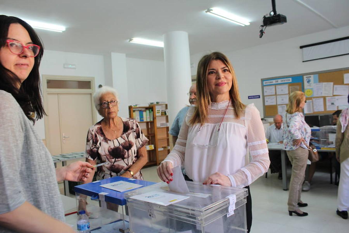 Desde primera hora de la mañana los diferentes candiatos a la alcaldía de El Ejido de las formación políticas concurrentes han ejercido su derecho a voto y han llamado a las urnas a los ejidenses con el objetivo de obtener una elevada participación en esta jornada de elecciones europeas y municipales.