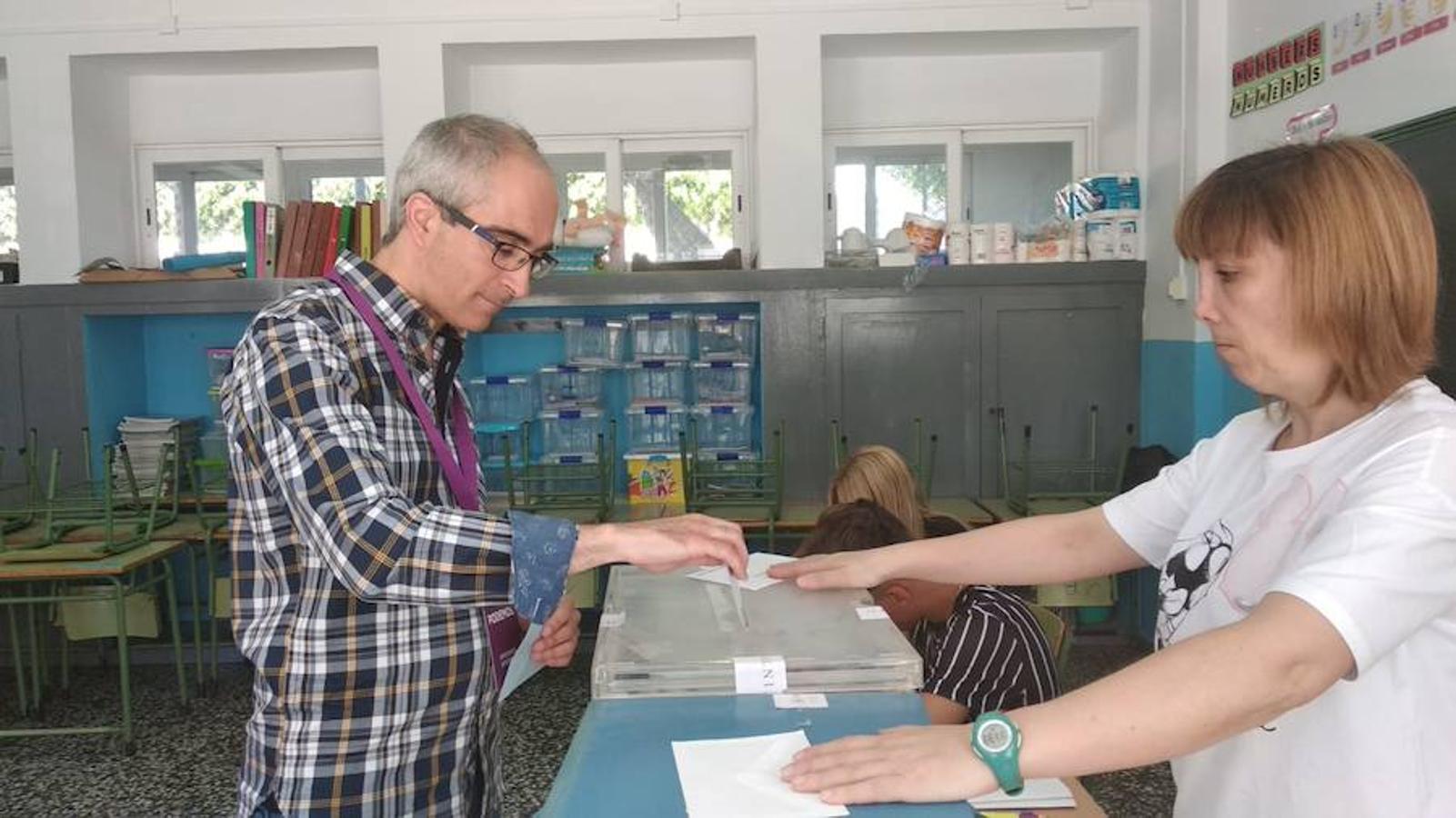 Desde primera hora de la mañana los diferentes candiatos a la alcaldía de El Ejido de las formación políticas concurrentes han ejercido su derecho a voto y han llamado a las urnas a los ejidenses con el objetivo de obtener una elevada participación en esta jornada de elecciones europeas y municipales.