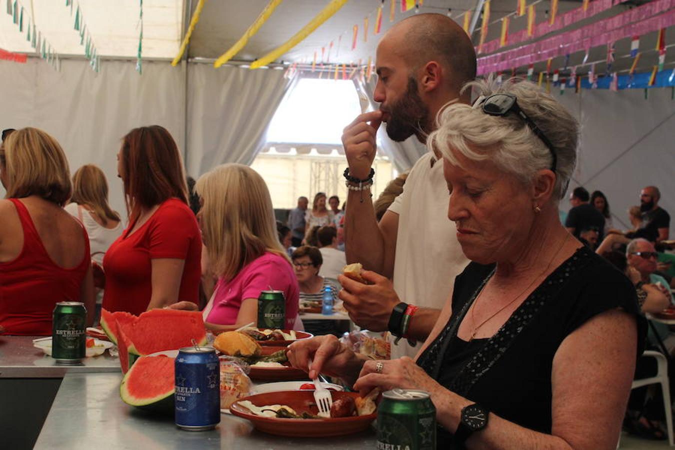 Más de 3.000 personas disfrutaron ayer de la tradicional fiesta de los 'Huevos fritos con chorizo' en el marco de las fiestas de Santa María del Águila, en honor a la Virgen María Madre de la Iglesia. La Carpa Municipal se convirtió desde las doce de la mañana aproximadamente en lugar de paso de grupos de familias y amigos dispuestos a disfrutar de este evento en el que se sirvieron algo más de 6.000 huevos, más de 300 kilos de chorizo, más de 500 kilos de pimientos, más de 1.500 kilos de ensalada y 2.000 kilos de sandía. 