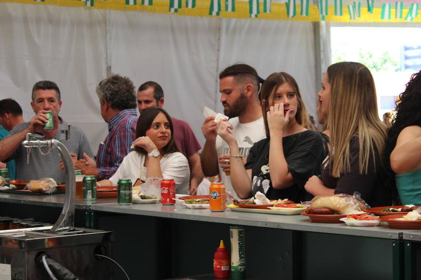 Más de 3.000 personas disfrutaron ayer de la tradicional fiesta de los 'Huevos fritos con chorizo' en el marco de las fiestas de Santa María del Águila, en honor a la Virgen María Madre de la Iglesia. La Carpa Municipal se convirtió desde las doce de la mañana aproximadamente en lugar de paso de grupos de familias y amigos dispuestos a disfrutar de este evento en el que se sirvieron algo más de 6.000 huevos, más de 300 kilos de chorizo, más de 500 kilos de pimientos, más de 1.500 kilos de ensalada y 2.000 kilos de sandía. 