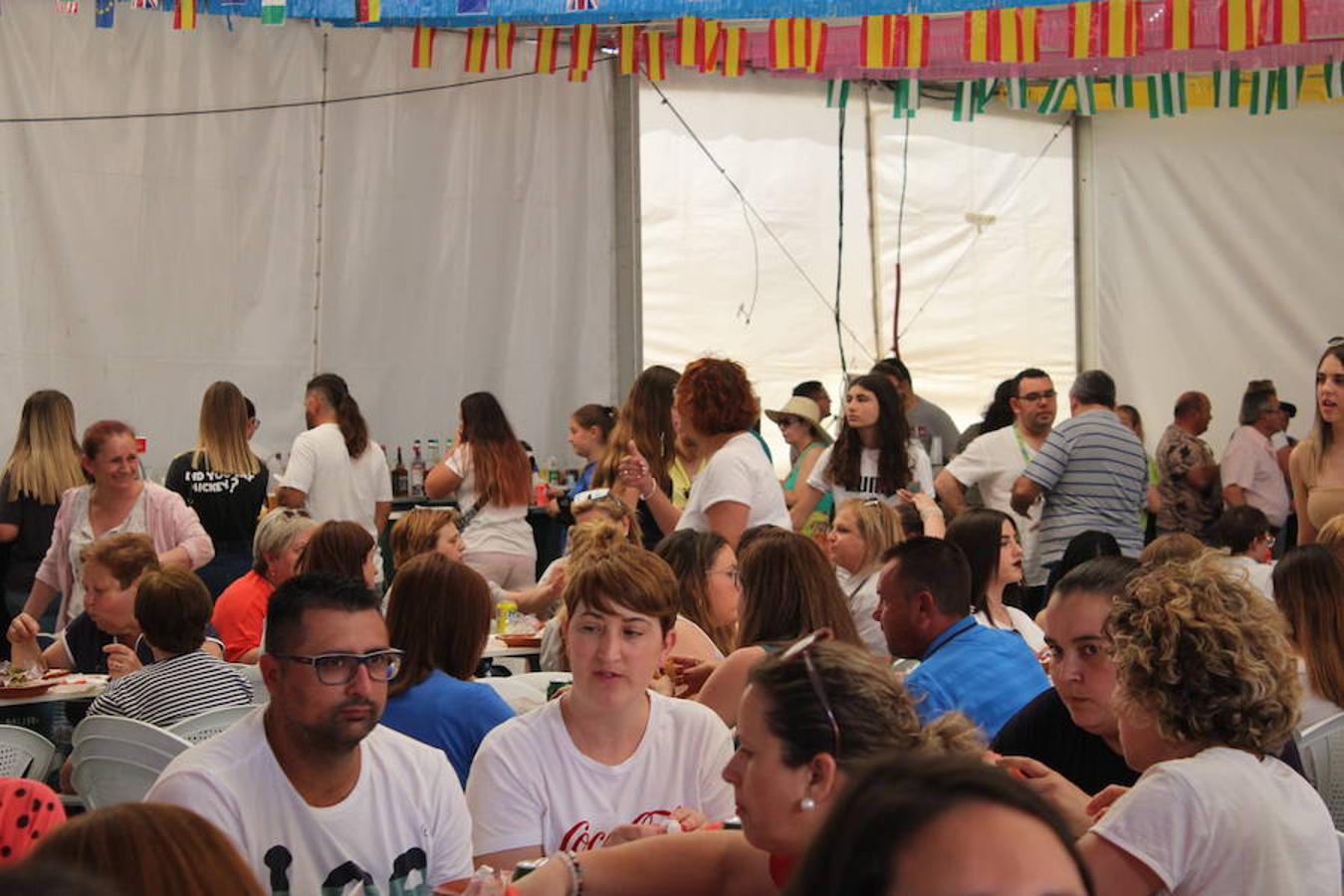 Más de 3.000 personas disfrutaron ayer de la tradicional fiesta de los 'Huevos fritos con chorizo' en el marco de las fiestas de Santa María del Águila, en honor a la Virgen María Madre de la Iglesia. La Carpa Municipal se convirtió desde las doce de la mañana aproximadamente en lugar de paso de grupos de familias y amigos dispuestos a disfrutar de este evento en el que se sirvieron algo más de 6.000 huevos, más de 300 kilos de chorizo, más de 500 kilos de pimientos, más de 1.500 kilos de ensalada y 2.000 kilos de sandía. 