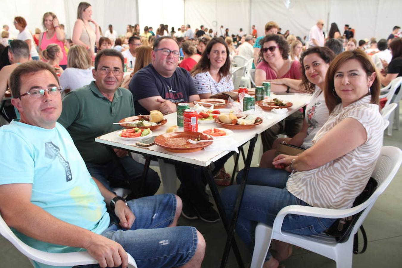 Más de 3.000 personas disfrutaron ayer de la tradicional fiesta de los 'Huevos fritos con chorizo' en el marco de las fiestas de Santa María del Águila, en honor a la Virgen María Madre de la Iglesia. La Carpa Municipal se convirtió desde las doce de la mañana aproximadamente en lugar de paso de grupos de familias y amigos dispuestos a disfrutar de este evento en el que se sirvieron algo más de 6.000 huevos, más de 300 kilos de chorizo, más de 500 kilos de pimientos, más de 1.500 kilos de ensalada y 2.000 kilos de sandía. 