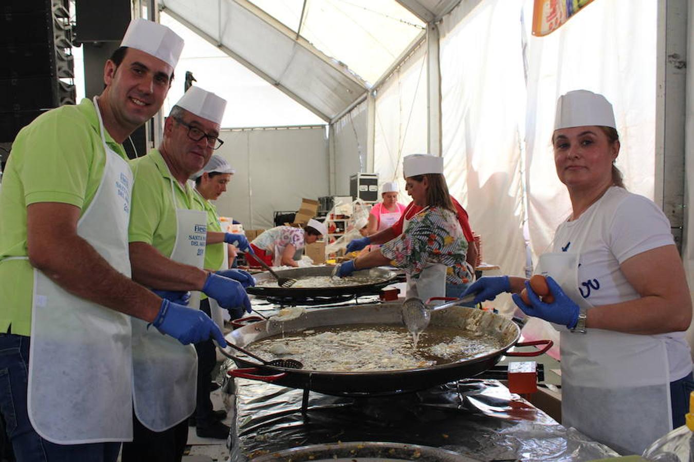 Más de 3.000 personas disfrutaron ayer de la tradicional fiesta de los 'Huevos fritos con chorizo' en el marco de las fiestas de Santa María del Águila, en honor a la Virgen María Madre de la Iglesia. La Carpa Municipal se convirtió desde las doce de la mañana aproximadamente en lugar de paso de grupos de familias y amigos dispuestos a disfrutar de este evento en el que se sirvieron algo más de 6.000 huevos, más de 300 kilos de chorizo, más de 500 kilos de pimientos, más de 1.500 kilos de ensalada y 2.000 kilos de sandía. 