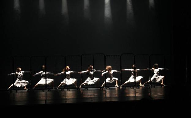 Las alumnas del Conservatorio de Danza Kina Jiménez ponen arte y magia en escena