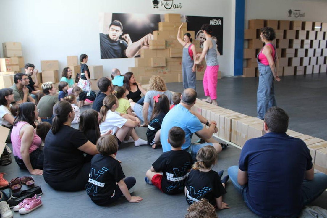 Decenas de niños disfrutaron el sábado con el espectáculo interactivo Un Mundo de Cartón, desarrollado por la compañía catalana Creamoviment. A través de un cuento de animales mágicos y de más de cien cajas de cartón, los niños pudieron descubrir, explorar y experimentar de manera respetuosa, vivencias y sensaciones de un mundo de cartón vivo y en constante cambio.