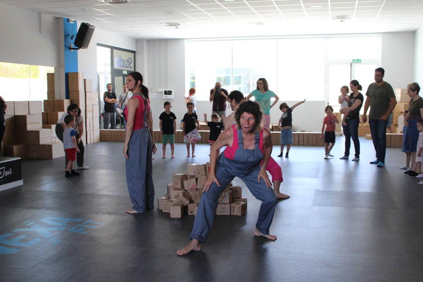 Decenas de niños disfrutaron el sábado con el espectáculo interactivo Un Mundo de Cartón, desarrollado por la compañía catalana Creamoviment. A través de un cuento de animales mágicos y de más de cien cajas de cartón, los niños pudieron descubrir, explorar y experimentar de manera respetuosa, vivencias y sensaciones de un mundo de cartón vivo y en constante cambio.