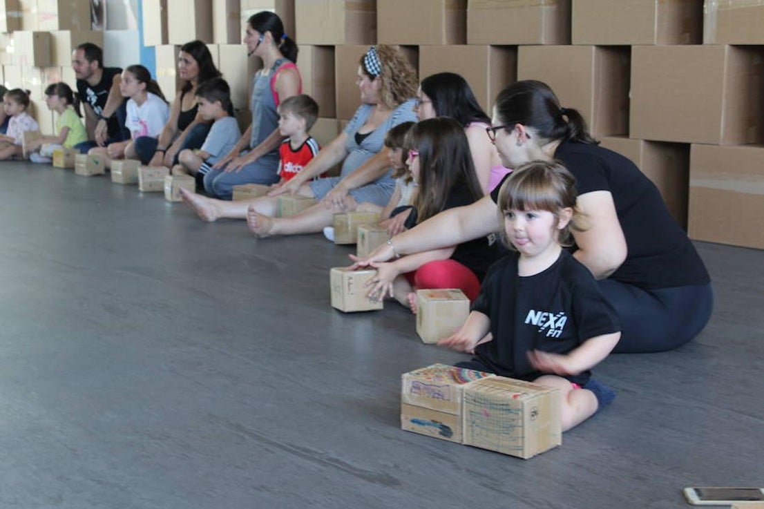 Decenas de niños disfrutaron el sábado con el espectáculo interactivo Un Mundo de Cartón, desarrollado por la compañía catalana Creamoviment. A través de un cuento de animales mágicos y de más de cien cajas de cartón, los niños pudieron descubrir, explorar y experimentar de manera respetuosa, vivencias y sensaciones de un mundo de cartón vivo y en constante cambio.
