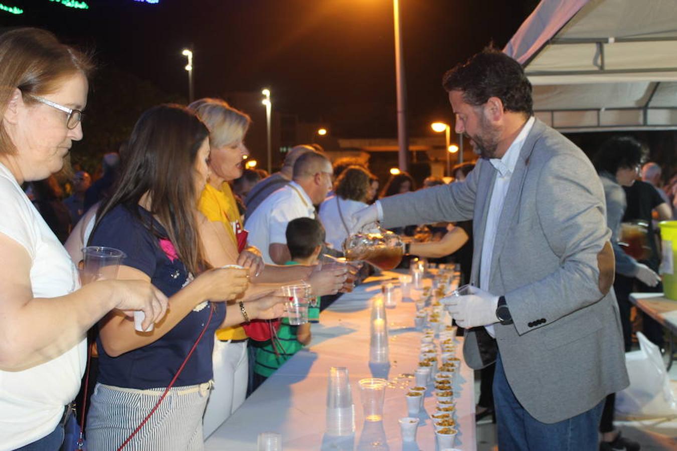 El Parque Municipald e El Ejido volvió a acoger el sábado por la noche un año más la fiesta de despedida del Festival de Teatro del municipio. Un evento en el que como es ya tradición el área de Cultura del Ayuntamiento de El Ejido invitó a todos los asistentes a disfrutar de un mojito al aire libre y con la mejor música de fondo. Y esto de 'la mejor música' fue además más realidad que nunca porque quienes acudieron a la despedida de esta 42 edición pudieron asistir a un concierto muy especial, el que ofreció La Banda de Dios, misma banda que puso los acordes a los temas del musical La Llamada a su paso por El Ejido tanto el viernes como el sábado. 