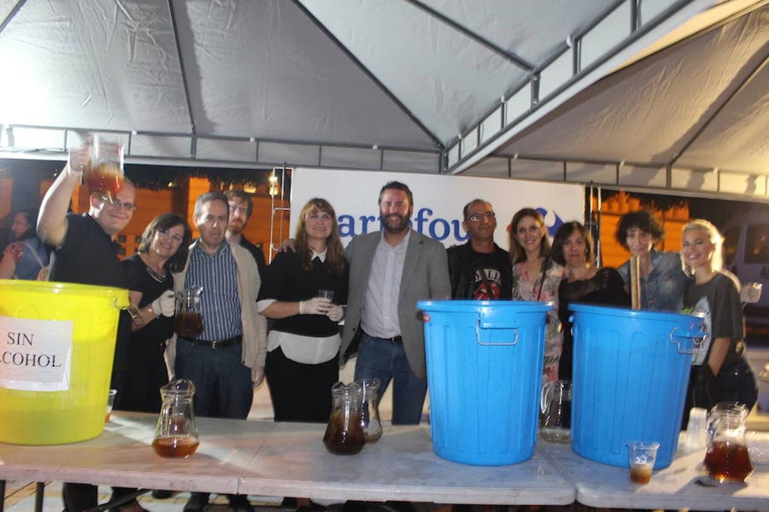 El Parque Municipald e El Ejido volvió a acoger el sábado por la noche un año más la fiesta de despedida del Festival de Teatro del municipio. Un evento en el que como es ya tradición el área de Cultura del Ayuntamiento de El Ejido invitó a todos los asistentes a disfrutar de un mojito al aire libre y con la mejor música de fondo. Y esto de 'la mejor música' fue además más realidad que nunca porque quienes acudieron a la despedida de esta 42 edición pudieron asistir a un concierto muy especial, el que ofreció La Banda de Dios, misma banda que puso los acordes a los temas del musical La Llamada a su paso por El Ejido tanto el viernes como el sábado. 