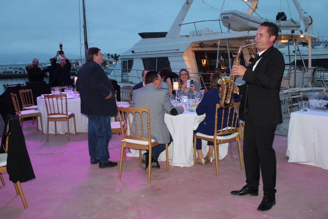 El Puerto Deportivo de Almerimar acogió en la noche del jueves la celebración de una nueva edición del 'Teatro Comestible' en colaboración con el chef José Álvarez y el Restaurante La Costa, de la que disfrutaron un total de 80 comensales. Una propuesta vanguardista y sorprendente que se enmarca en el 42 Festival de Teatro de El Ejido y que se convierte año tras año en una experiencia sensorial sin igual. En este sentido, la originalidad y la innovación se convierten en piezas fundamentales cada año y en esta edición el marco escogido para llevarla a cabo volvió a ser todo un acierto y a convertir la cita en todo un éxito.
