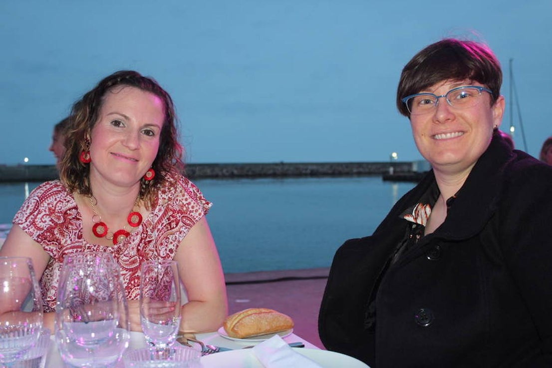El Puerto Deportivo de Almerimar acogió en la noche del jueves la celebración de una nueva edición del 'Teatro Comestible' en colaboración con el chef José Álvarez y el Restaurante La Costa, de la que disfrutaron un total de 80 comensales. Una propuesta vanguardista y sorprendente que se enmarca en el 42 Festival de Teatro de El Ejido y que se convierte año tras año en una experiencia sensorial sin igual. En este sentido, la originalidad y la innovación se convierten en piezas fundamentales cada año y en esta edición el marco escogido para llevarla a cabo volvió a ser todo un acierto y a convertir la cita en todo un éxito.