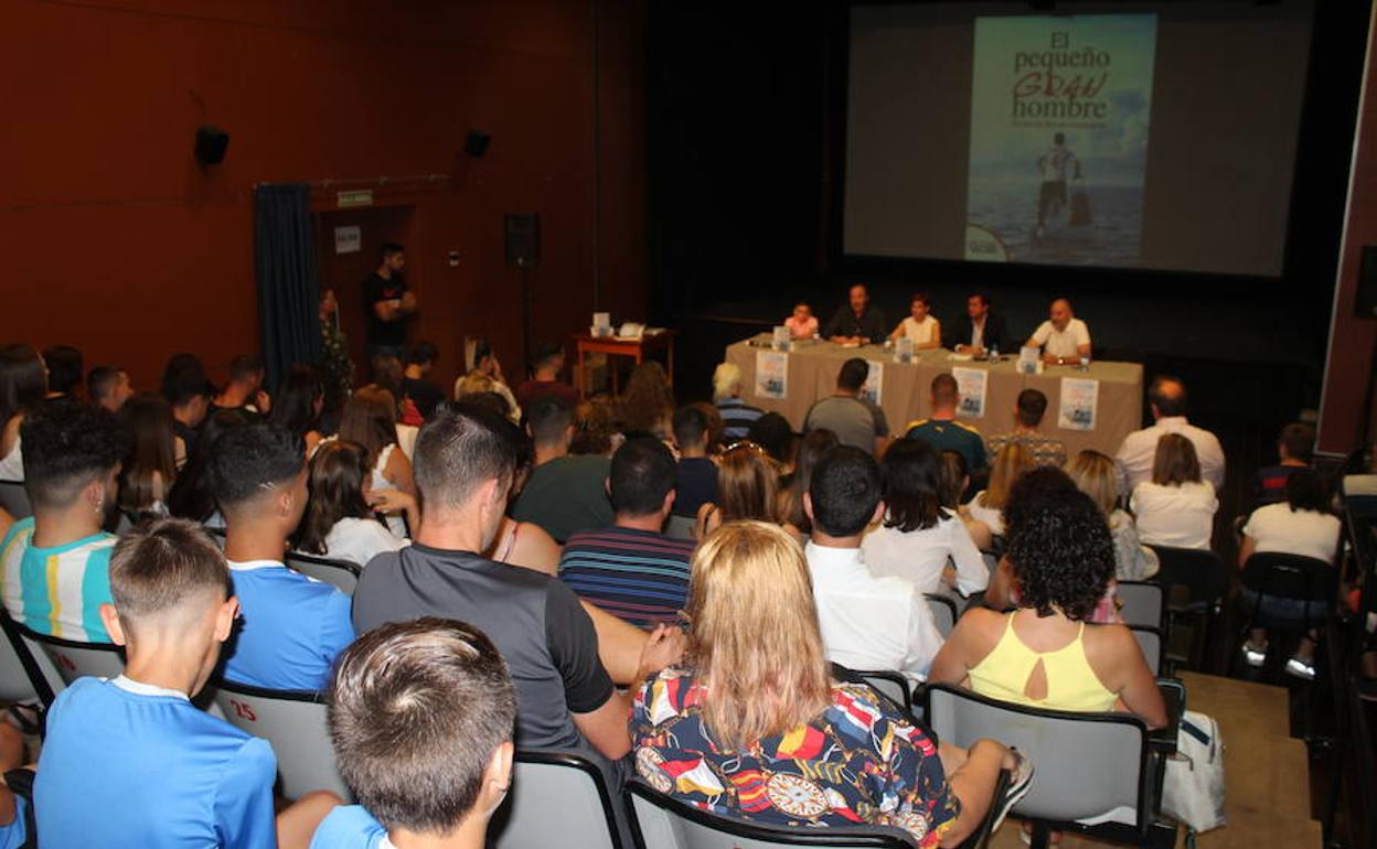 La Sala B se llena para arropar a Mari Carmen Campoy en la presentación de 'El Pequeño gran hombre'