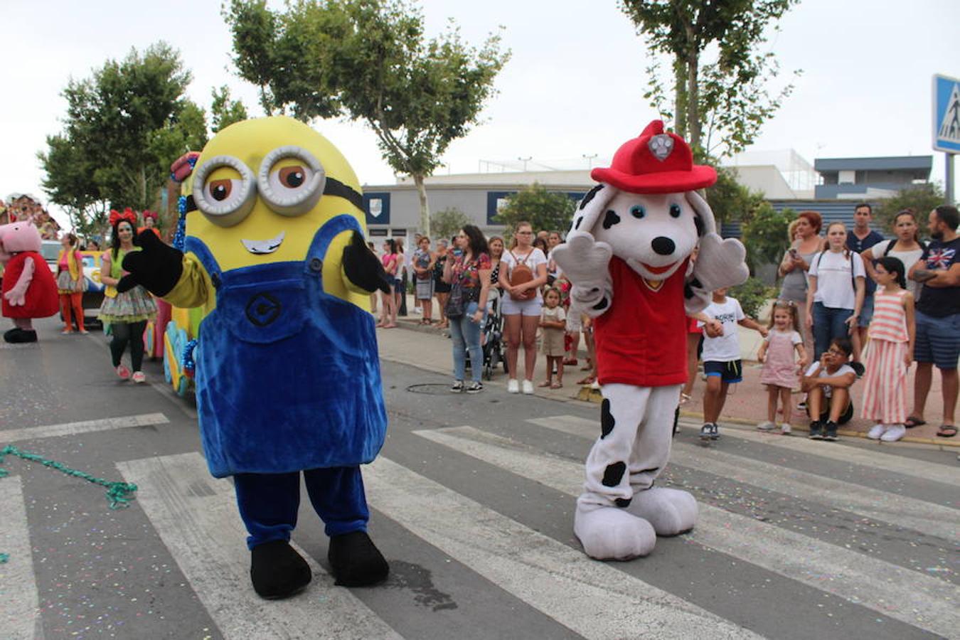 Después de un año de espera, las fiestas grandes del municipio, las que se celebran en honor a su patrón San Isidro Labrador, dieron comienzo en la tarde de ayer con la tradicional Batalla de Flores. Un evento que llenó de color, baile, música y espectáculo las calles del centro de El Ejido, donde los más pequeños se convierten en los verdaderos protagonistas. Tras ella, colas durante más de una hora para conseguir uno de los 2.000 programas de feria y abanico de las fiestas.