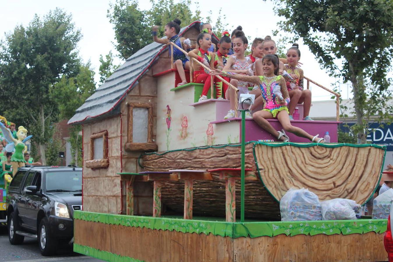 Después de un año de espera, las fiestas grandes del municipio, las que se celebran en honor a su patrón San Isidro Labrador, dieron comienzo en la tarde de ayer con la tradicional Batalla de Flores. Un evento que llenó de color, baile, música y espectáculo las calles del centro de El Ejido, donde los más pequeños se convierten en los verdaderos protagonistas. Tras ella, colas durante más de una hora para conseguir uno de los 2.000 programas de feria y abanico de las fiestas.