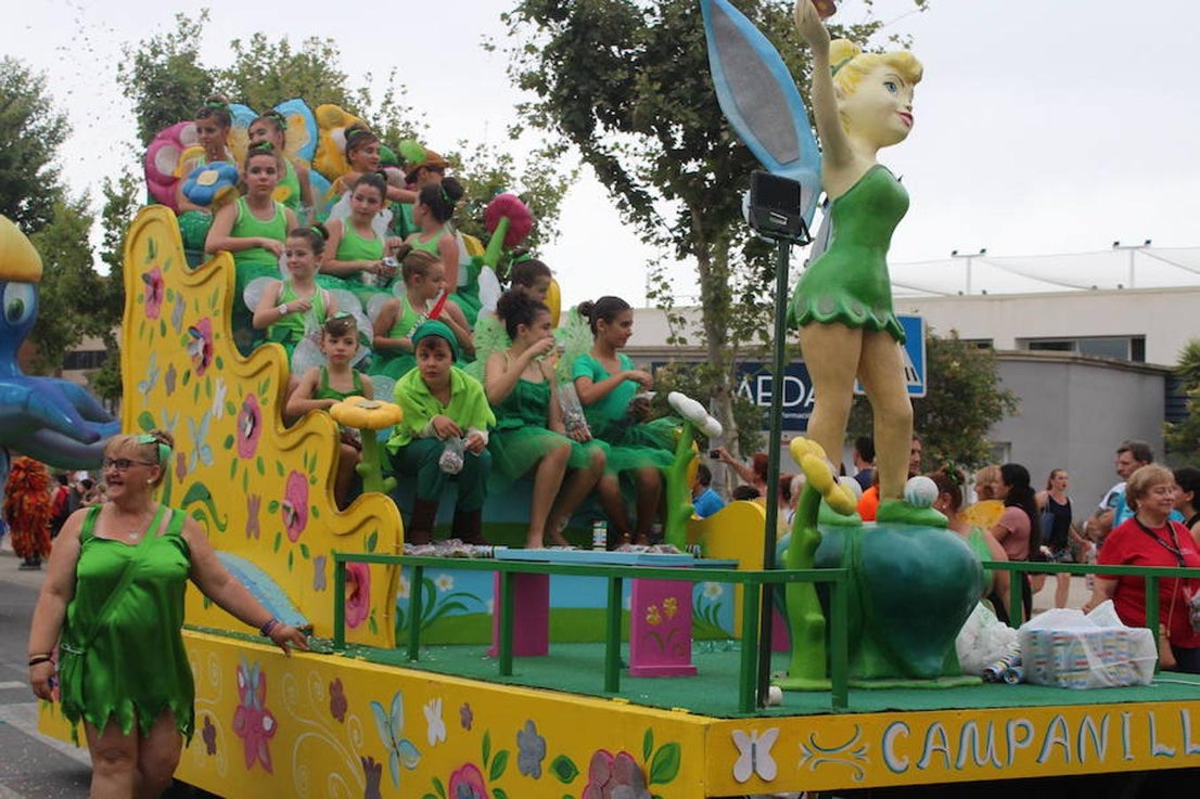 Después de un año de espera, las fiestas grandes del municipio, las que se celebran en honor a su patrón San Isidro Labrador, dieron comienzo en la tarde de ayer con la tradicional Batalla de Flores. Un evento que llenó de color, baile, música y espectáculo las calles del centro de El Ejido, donde los más pequeños se convierten en los verdaderos protagonistas. Tras ella, colas durante más de una hora para conseguir uno de los 2.000 programas de feria y abanico de las fiestas.