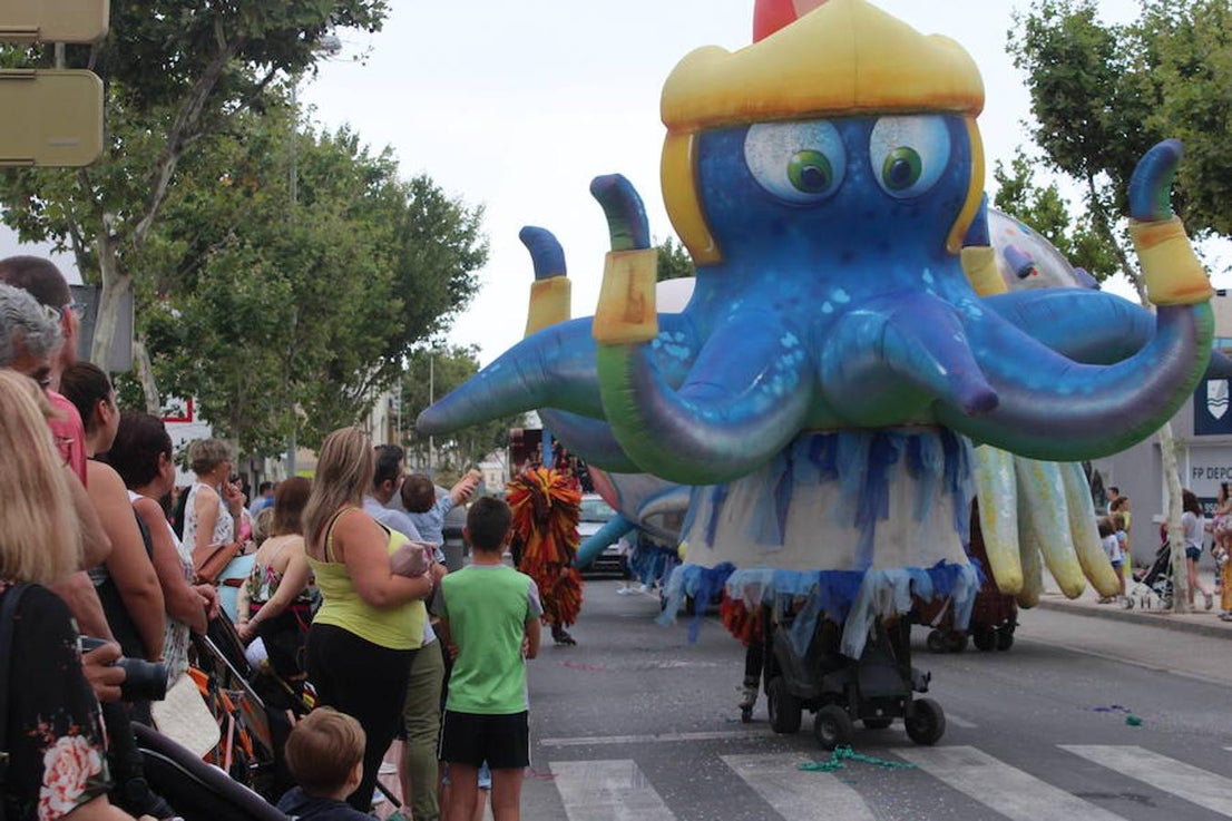 Después de un año de espera, las fiestas grandes del municipio, las que se celebran en honor a su patrón San Isidro Labrador, dieron comienzo en la tarde de ayer con la tradicional Batalla de Flores. Un evento que llenó de color, baile, música y espectáculo las calles del centro de El Ejido, donde los más pequeños se convierten en los verdaderos protagonistas. Tras ella, colas durante más de una hora para conseguir uno de los 2.000 programas de feria y abanico de las fiestas.