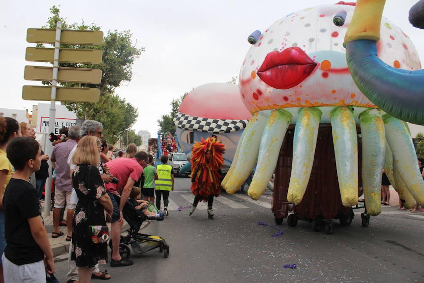 Después de un año de espera, las fiestas grandes del municipio, las que se celebran en honor a su patrón San Isidro Labrador, dieron comienzo en la tarde de ayer con la tradicional Batalla de Flores. Un evento que llenó de color, baile, música y espectáculo las calles del centro de El Ejido, donde los más pequeños se convierten en los verdaderos protagonistas. Tras ella, colas durante más de una hora para conseguir uno de los 2.000 programas de feria y abanico de las fiestas.