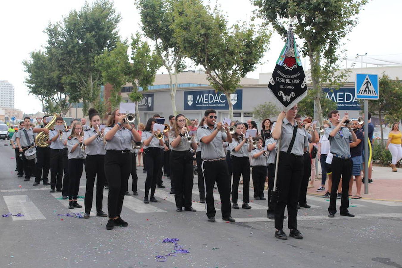 Después de un año de espera, las fiestas grandes del municipio, las que se celebran en honor a su patrón San Isidro Labrador, dieron comienzo en la tarde de ayer con la tradicional Batalla de Flores. Un evento que llenó de color, baile, música y espectáculo las calles del centro de El Ejido, donde los más pequeños se convierten en los verdaderos protagonistas. Tras ella, colas durante más de una hora para conseguir uno de los 2.000 programas de feria y abanico de las fiestas.