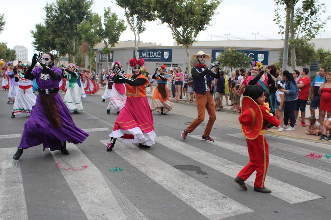 Después de un año de espera, las fiestas grandes del municipio, las que se celebran en honor a su patrón San Isidro Labrador, dieron comienzo en la tarde de ayer con la tradicional Batalla de Flores. Un evento que llenó de color, baile, música y espectáculo las calles del centro de El Ejido, donde los más pequeños se convierten en los verdaderos protagonistas. Tras ella, colas durante más de una hora para conseguir uno de los 2.000 programas de feria y abanico de las fiestas.