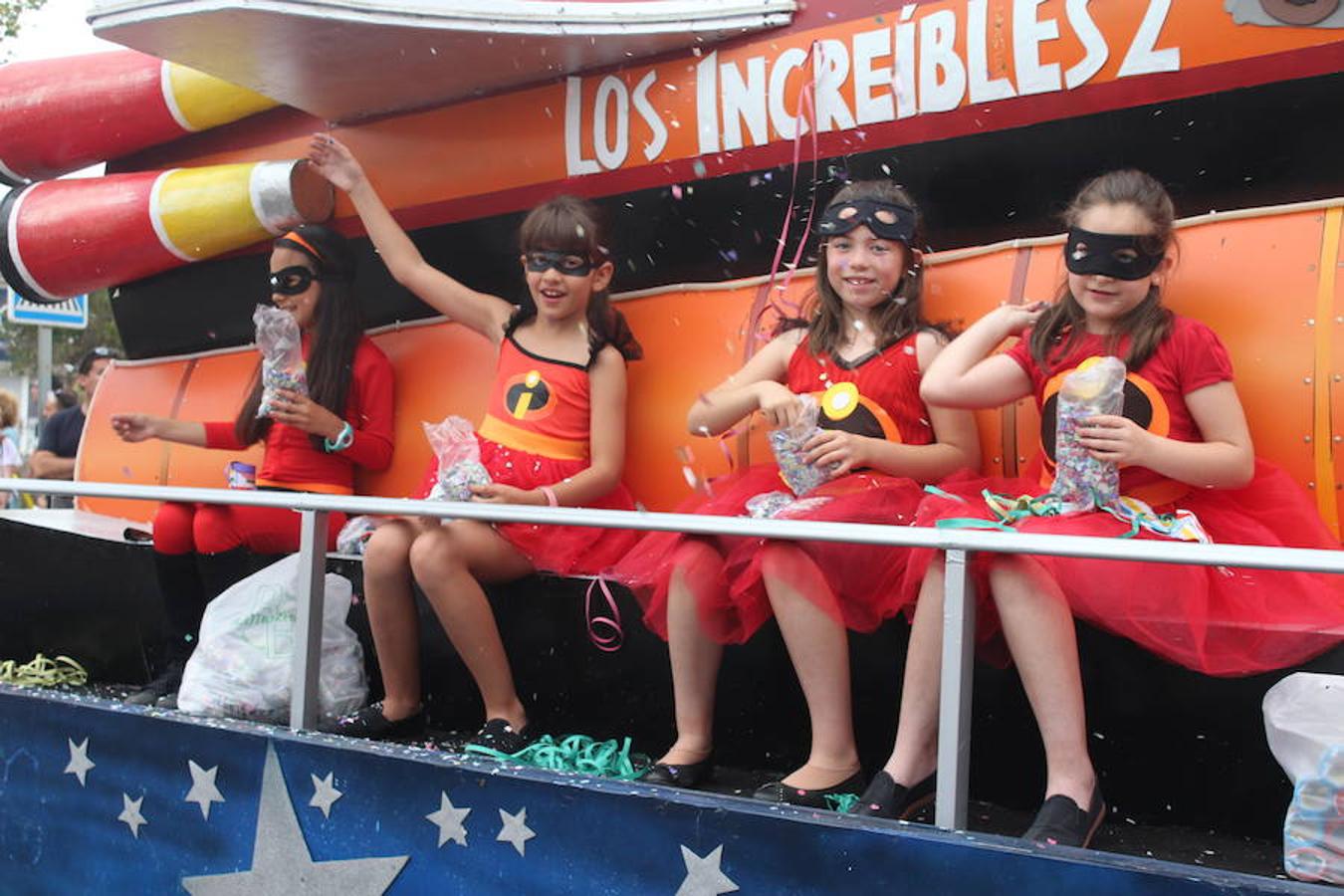 Después de un año de espera, las fiestas grandes del municipio, las que se celebran en honor a su patrón San Isidro Labrador, dieron comienzo en la tarde de ayer con la tradicional Batalla de Flores. Un evento que llenó de color, baile, música y espectáculo las calles del centro de El Ejido, donde los más pequeños se convierten en los verdaderos protagonistas. Tras ella, colas durante más de una hora para conseguir uno de los 2.000 programas de feria y abanico de las fiestas.