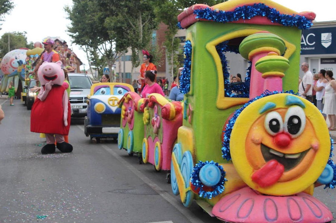 Después de un año de espera, las fiestas grandes del municipio, las que se celebran en honor a su patrón San Isidro Labrador, dieron comienzo en la tarde de ayer con la tradicional Batalla de Flores. Un evento que llenó de color, baile, música y espectáculo las calles del centro de El Ejido, donde los más pequeños se convierten en los verdaderos protagonistas. Tras ella, colas durante más de una hora para conseguir uno de los 2.000 programas de feria y abanico de las fiestas.