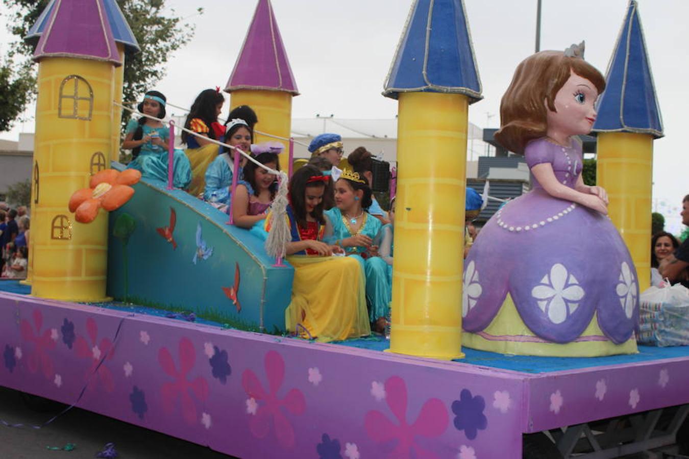 Después de un año de espera, las fiestas grandes del municipio, las que se celebran en honor a su patrón San Isidro Labrador, dieron comienzo en la tarde de ayer con la tradicional Batalla de Flores. Un evento que llenó de color, baile, música y espectáculo las calles del centro de El Ejido, donde los más pequeños se convierten en los verdaderos protagonistas. Tras ella, colas durante más de una hora para conseguir uno de los 2.000 programas de feria y abanico de las fiestas.