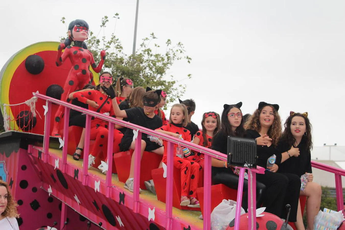 Después de un año de espera, las fiestas grandes del municipio, las que se celebran en honor a su patrón San Isidro Labrador, dieron comienzo en la tarde de ayer con la tradicional Batalla de Flores. Un evento que llenó de color, baile, música y espectáculo las calles del centro de El Ejido, donde los más pequeños se convierten en los verdaderos protagonistas. Tras ella, colas durante más de una hora para conseguir uno de los 2.000 programas de feria y abanico de las fiestas.