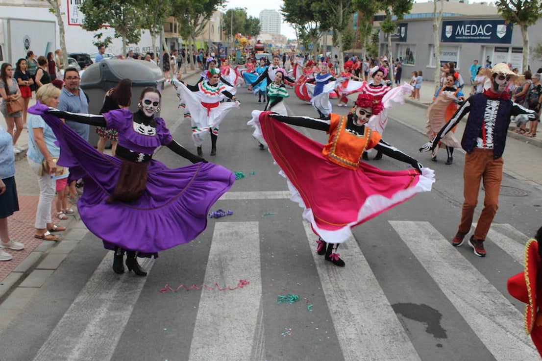 Después de un año de espera, las fiestas grandes del municipio, las que se celebran en honor a su patrón San Isidro Labrador, dieron comienzo en la tarde de ayer con la tradicional Batalla de Flores. Un evento que llenó de color, baile, música y espectáculo las calles del centro de El Ejido, donde los más pequeños se convierten en los verdaderos protagonistas. Tras ella, colas durante más de una hora para conseguir uno de los 2.000 programas de feria y abanico de las fiestas.