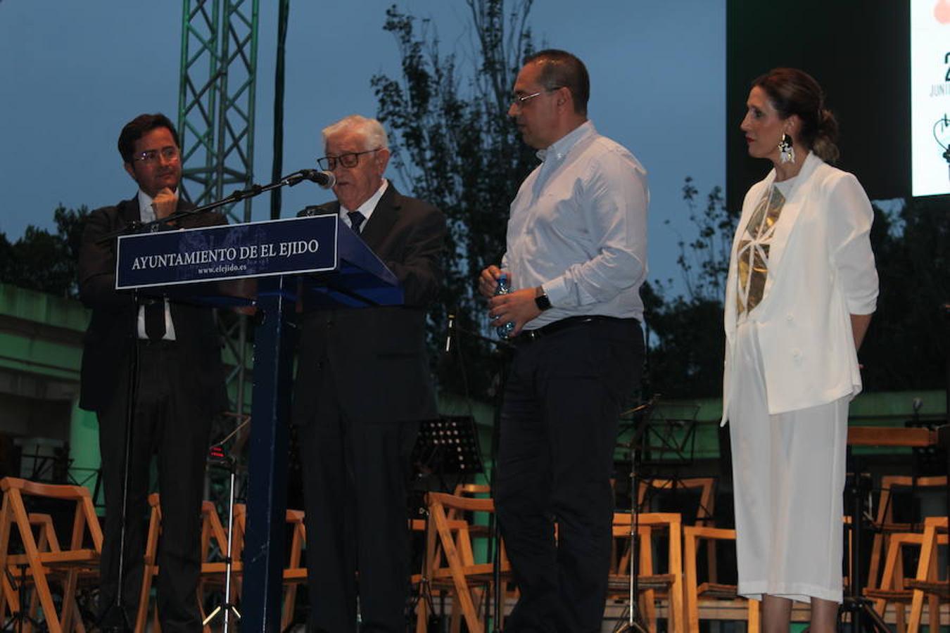 Julio Gutiérrez Molina fue el encargado este año de pronunciar el pregón de las fiestas de San Isidro. Una emotiva intervención a la que siguió la coronación de las reinas de las fiestas, damas y Miss Ejido. Tras el encendido de luces arrancó el concierto del Conservatorio Profesional de Música de El Ejido. Todo ello con el parque municial de El Ejido como escenario.