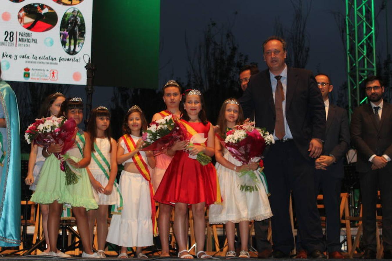 Julio Gutiérrez Molina fue el encargado este año de pronunciar el pregón de las fiestas de San Isidro. Una emotiva intervención a la que siguió la coronación de las reinas de las fiestas, damas y Miss Ejido. Tras el encendido de luces arrancó el concierto del Conservatorio Profesional de Música de El Ejido. Todo ello con el parque municial de El Ejido como escenario.