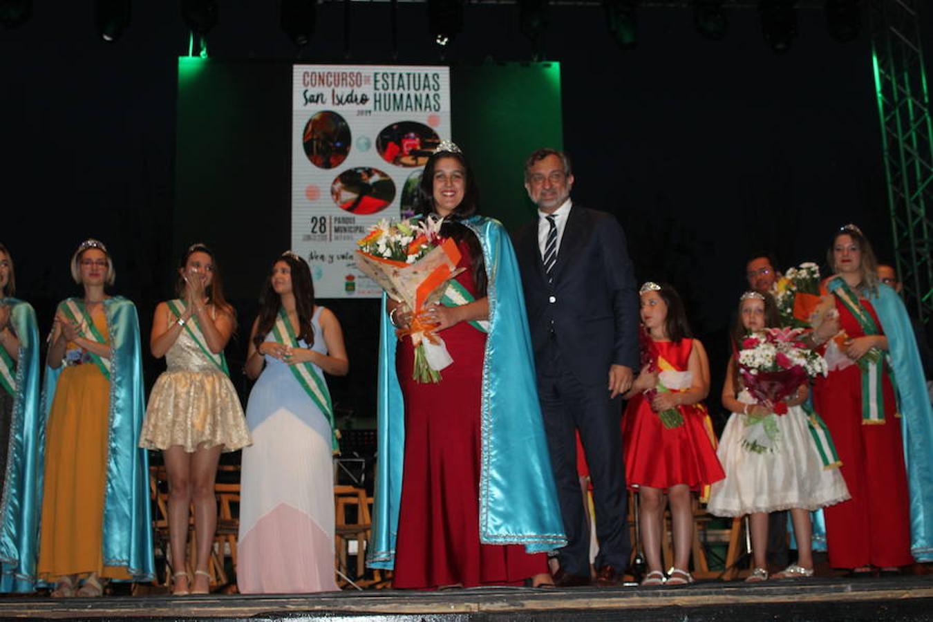 Julio Gutiérrez Molina fue el encargado este año de pronunciar el pregón de las fiestas de San Isidro. Una emotiva intervención a la que siguió la coronación de las reinas de las fiestas, damas y Miss Ejido. Tras el encendido de luces arrancó el concierto del Conservatorio Profesional de Música de El Ejido. Todo ello con el parque municial de El Ejido como escenario.