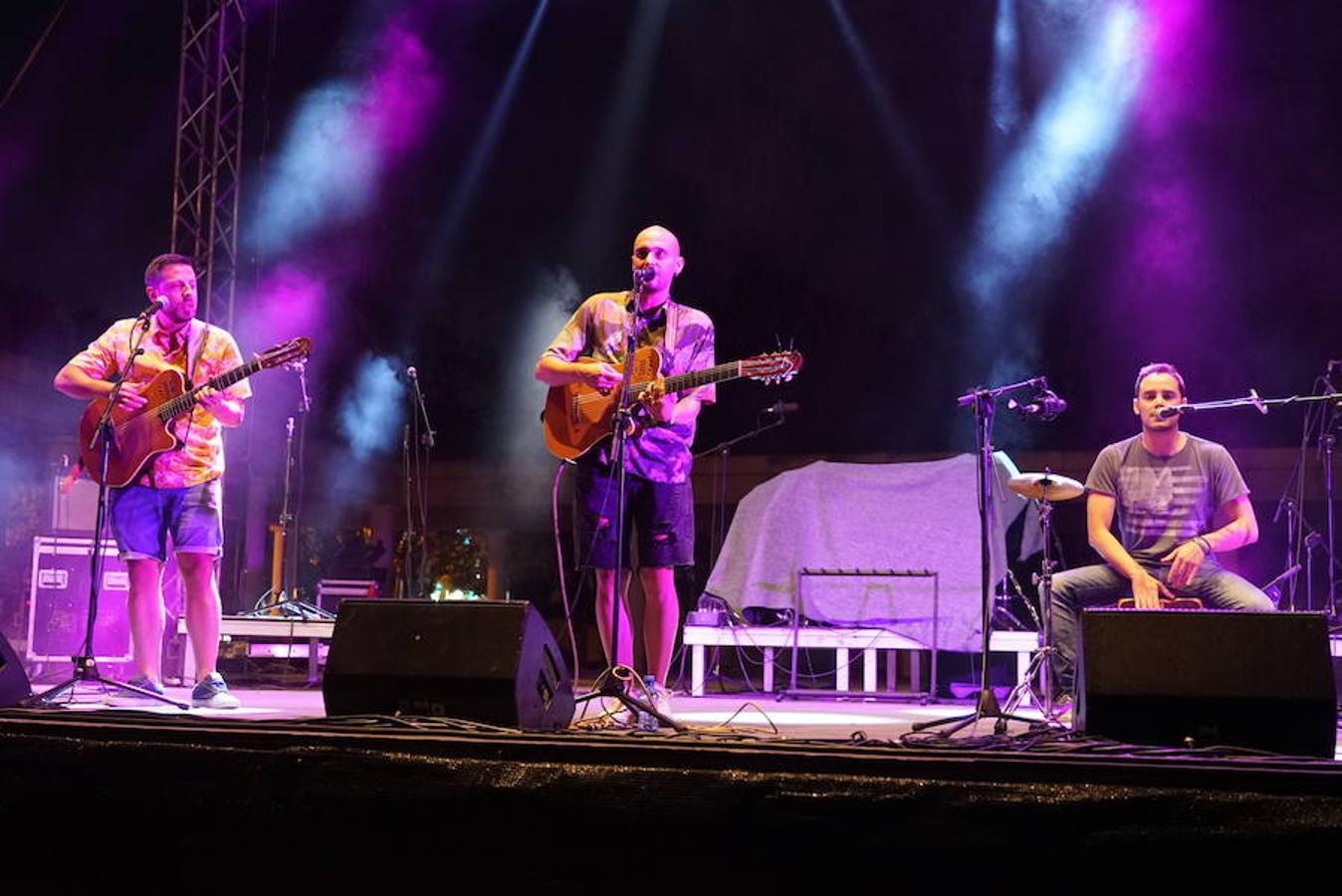 El olor a pólvora llegó al municipio de El Ejido en la noche del jueves con un espectáculo de fuego y color que cubrió el cielo durante varios minutos. A las 23 horas sonó el primer cohete que anunciaba el inicio de la primera quema del XXIII Festival de Pirotecnia Ciudad de El Ejido, en el marco de la celebración de las Fiestas en honor a San Isidro, que desde el miércoles y hasta el domingo se celebran en el municipio. Un cuarto de hora después arrancó el concierto del grupo local 'Dos Indios y un Palomo' y del grupo granadino 'Compás Canalla' que llenaron de sonidos de flamenco fusión el Parque Municipal durante varias horas, con un animado y vibrante concierto.