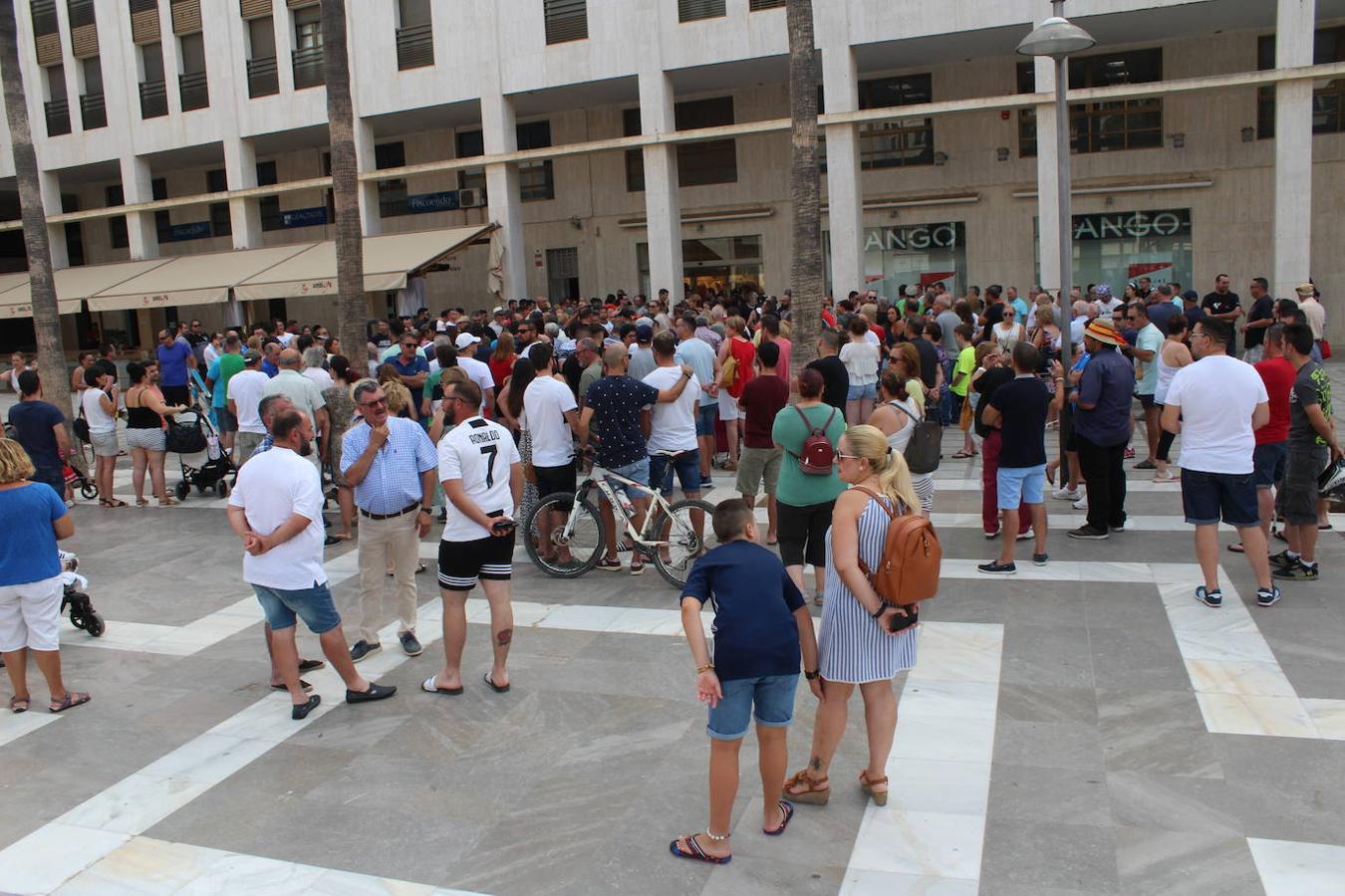 Son muchas las generaciones que en las cuatro décadas aproximadamente que tiene de historia el taller de motos de Antonio López, más conocido como 'Antoñico El Mosca', han pasado por su taller para arreglar una rueda de bici pinchada, arreglar una moto o incluso otro tipo de motores. El sábado por la mañana la Plaza Mayor de El Ejido se convirtió en una muestra de ello, con niños, jóvenes, adultos y personas mayores arropando y dando su apoyo a este mecánico de sesenta años y a su hijo Gabriel López, que es quien actualmente regenta el taller, ayudado por su padre. 