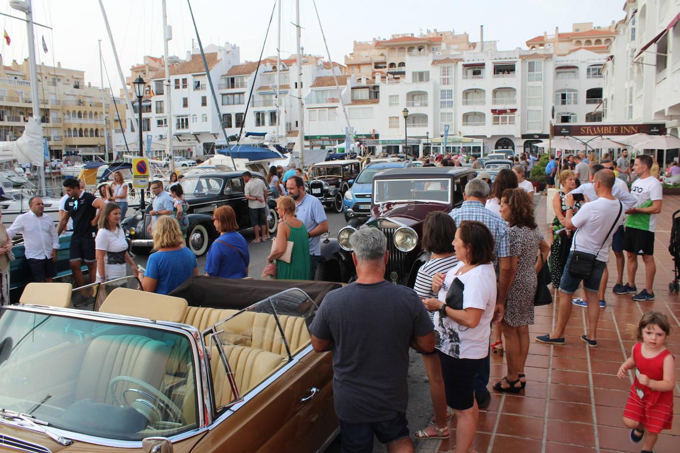 El núcleo de Almerimar viajó el viernes por la noche en el tiempo de regreso a principios del pasado siglo y hasta los años 60, con la VIII Concentración de Coches Clásicos y Antiguos. Una propuestas de la que formaron parte cerca de una veintena de vehículos llegados tanto desde diferentes puntos de la provincia de Almería, como de provincias limítrofes y cercanas, organizada por la concejalía de Turismo del Ayuntamiento de El Ejido y el Club de Vehículos Antiguos de Almería, con la colaboración de la Junta Local.