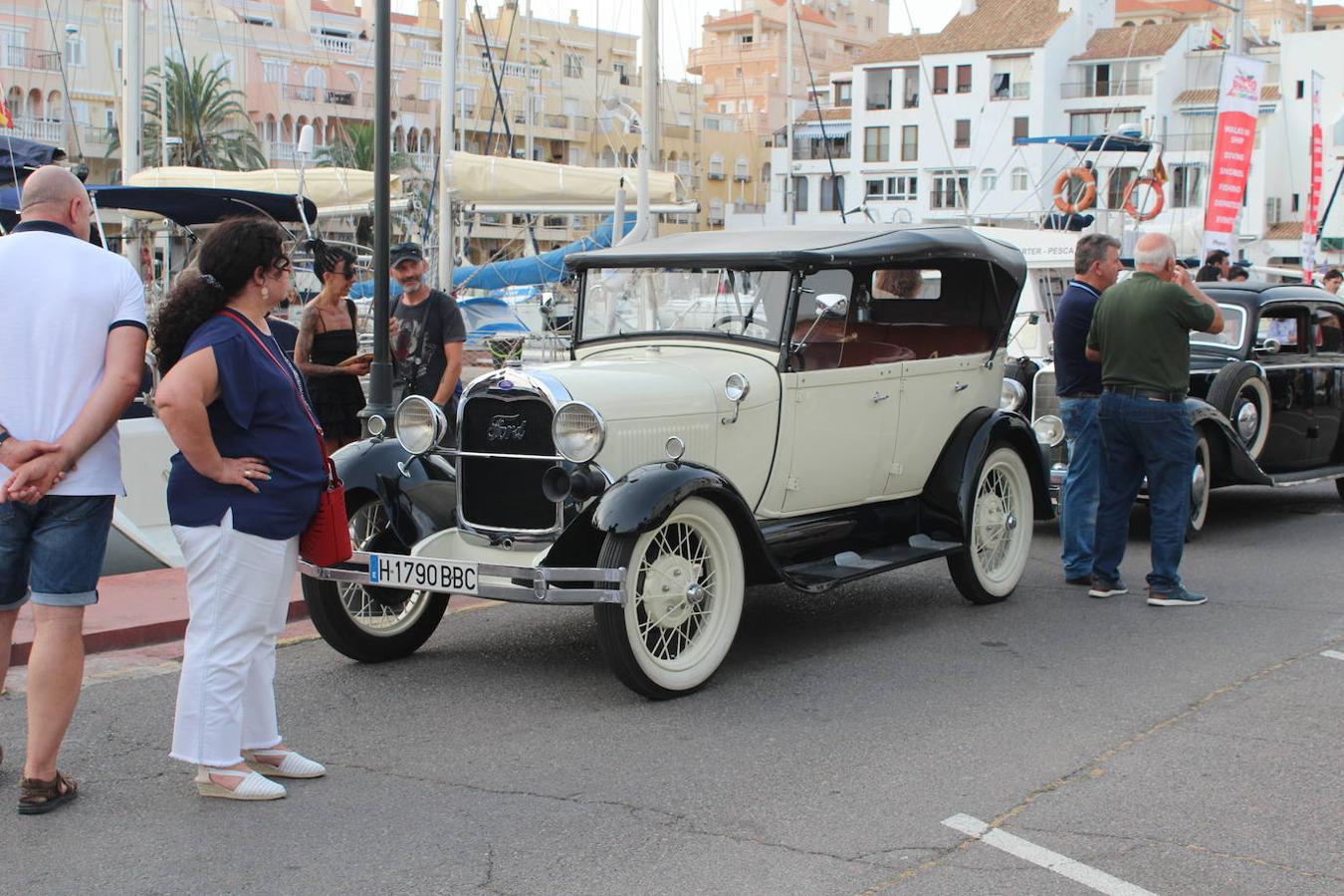 El núcleo de Almerimar viajó el viernes por la noche en el tiempo de regreso a principios del pasado siglo y hasta los años 60, con la VIII Concentración de Coches Clásicos y Antiguos. Una propuestas de la que formaron parte cerca de una veintena de vehículos llegados tanto desde diferentes puntos de la provincia de Almería, como de provincias limítrofes y cercanas, organizada por la concejalía de Turismo del Ayuntamiento de El Ejido y el Club de Vehículos Antiguos de Almería, con la colaboración de la Junta Local.