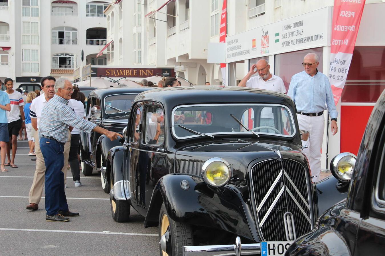 El núcleo de Almerimar viajó el viernes por la noche en el tiempo de regreso a principios del pasado siglo y hasta los años 60, con la VIII Concentración de Coches Clásicos y Antiguos. Una propuestas de la que formaron parte cerca de una veintena de vehículos llegados tanto desde diferentes puntos de la provincia de Almería, como de provincias limítrofes y cercanas, organizada por la concejalía de Turismo del Ayuntamiento de El Ejido y el Club de Vehículos Antiguos de Almería, con la colaboración de la Junta Local.