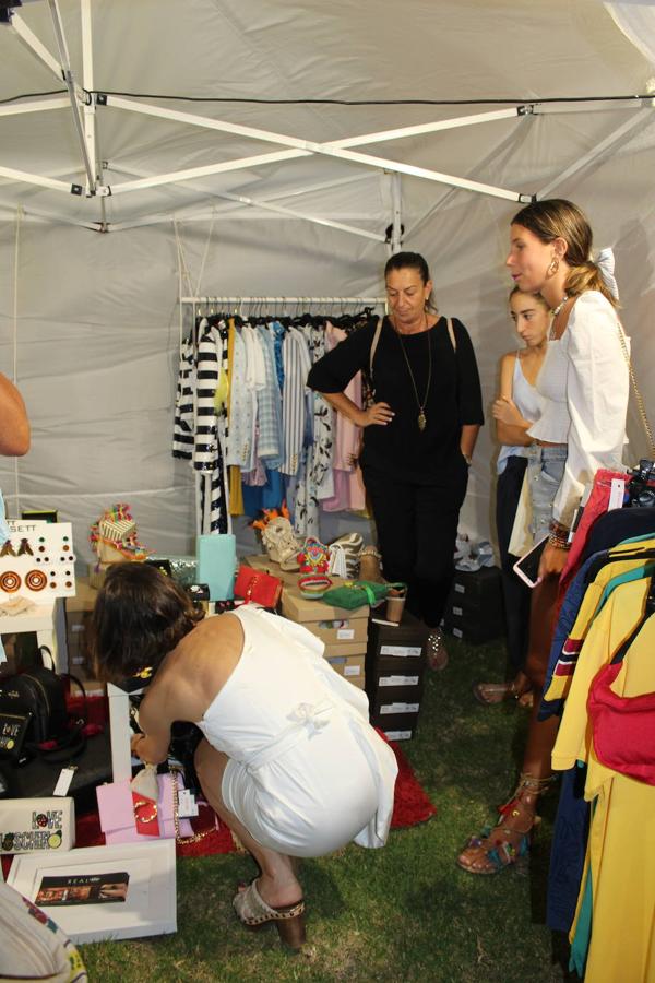 Almerimar ha vivido este fin de semana la tercera edición de su Sun Market. Una propuesta que trata de potenciar el tejido comercial de este núcleo costero, ofreciendo una muestra de su calidad. Para ello el campo de rugby, ubicado en la Playa de Poniente volvió a convertirse en escenario de un evento que cada año gana en seguimiento por saber crear una unión perfecta entre moda, música y gastronomía para generar una experiencia única para quienes la visitan. Así, durante el viernes por la noche y ayer sábado por la noche cerca de una veintena de negocios de Almerimar pero también de otros puntos del municipio como Balerma, participaron mostrando sus excelencias. Moda infantil, juvenil, de mujer y de hombre, bolsos, complementos para el pelo, collares, relojes, pendientes, calzado o gafas, junto a otros elementos como plantas o artículos de decoración. Un verdadero mercado pop up en un entorno muy especial, lleno de luz y color, donde los asistentes se encontraron con artistas, diseñadores, comerciantes, creativos y espacios gastronómicos.