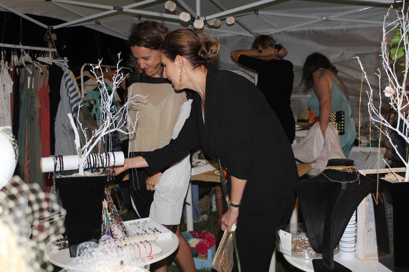 Almerimar ha vivido este fin de semana la tercera edición de su Sun Market. Una propuesta que trata de potenciar el tejido comercial de este núcleo costero, ofreciendo una muestra de su calidad. Para ello el campo de rugby, ubicado en la Playa de Poniente volvió a convertirse en escenario de un evento que cada año gana en seguimiento por saber crear una unión perfecta entre moda, música y gastronomía para generar una experiencia única para quienes la visitan. Así, durante el viernes por la noche y ayer sábado por la noche cerca de una veintena de negocios de Almerimar pero también de otros puntos del municipio como Balerma, participaron mostrando sus excelencias. Moda infantil, juvenil, de mujer y de hombre, bolsos, complementos para el pelo, collares, relojes, pendientes, calzado o gafas, junto a otros elementos como plantas o artículos de decoración. Un verdadero mercado pop up en un entorno muy especial, lleno de luz y color, donde los asistentes se encontraron con artistas, diseñadores, comerciantes, creativos y espacios gastronómicos.