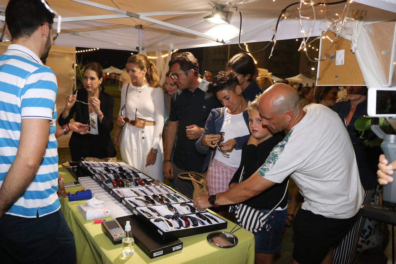 Almerimar ha vivido este fin de semana la tercera edición de su Sun Market. Una propuesta que trata de potenciar el tejido comercial de este núcleo costero, ofreciendo una muestra de su calidad. Para ello el campo de rugby, ubicado en la Playa de Poniente volvió a convertirse en escenario de un evento que cada año gana en seguimiento por saber crear una unión perfecta entre moda, música y gastronomía para generar una experiencia única para quienes la visitan. Así, durante el viernes por la noche y ayer sábado por la noche cerca de una veintena de negocios de Almerimar pero también de otros puntos del municipio como Balerma, participaron mostrando sus excelencias. Moda infantil, juvenil, de mujer y de hombre, bolsos, complementos para el pelo, collares, relojes, pendientes, calzado o gafas, junto a otros elementos como plantas o artículos de decoración. Un verdadero mercado pop up en un entorno muy especial, lleno de luz y color, donde los asistentes se encontraron con artistas, diseñadores, comerciantes, creativos y espacios gastronómicos.