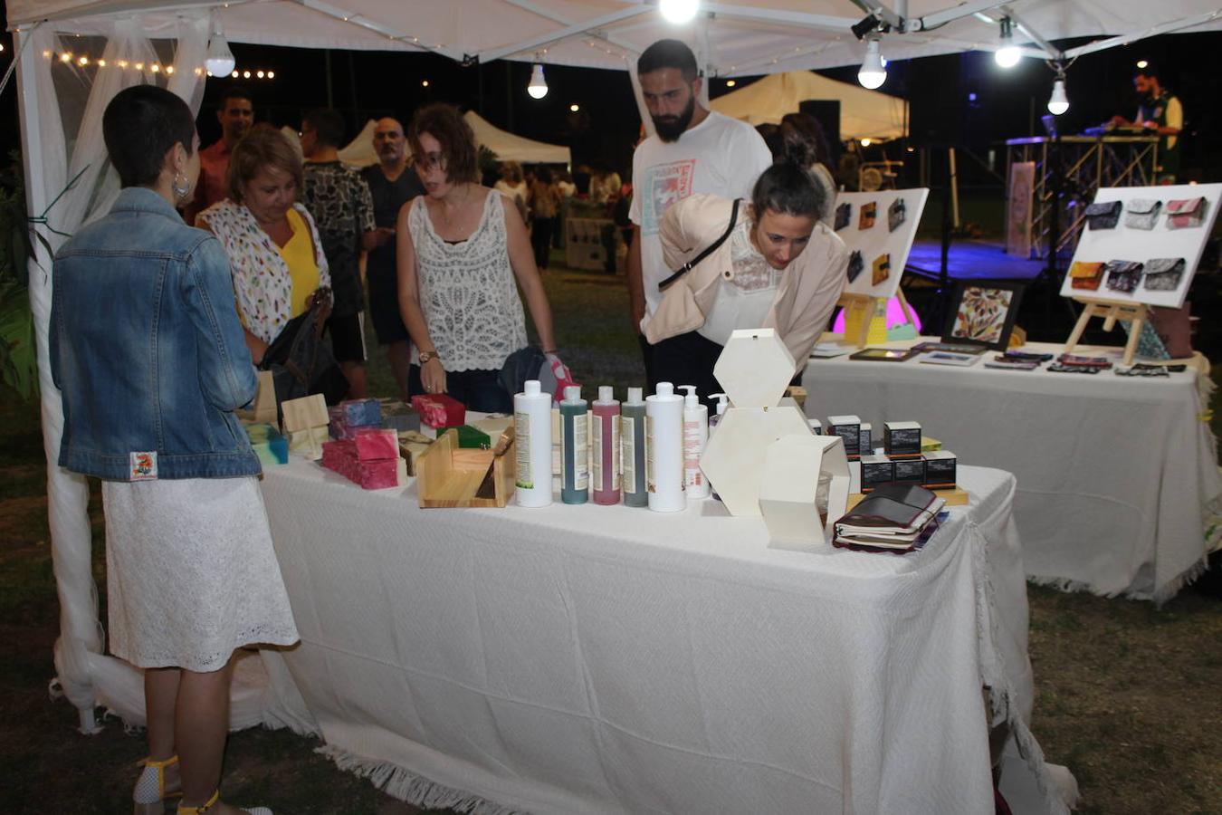 Almerimar ha vivido este fin de semana la tercera edición de su Sun Market. Una propuesta que trata de potenciar el tejido comercial de este núcleo costero, ofreciendo una muestra de su calidad. Para ello el campo de rugby, ubicado en la Playa de Poniente volvió a convertirse en escenario de un evento que cada año gana en seguimiento por saber crear una unión perfecta entre moda, música y gastronomía para generar una experiencia única para quienes la visitan. Así, durante el viernes por la noche y ayer sábado por la noche cerca de una veintena de negocios de Almerimar pero también de otros puntos del municipio como Balerma, participaron mostrando sus excelencias. Moda infantil, juvenil, de mujer y de hombre, bolsos, complementos para el pelo, collares, relojes, pendientes, calzado o gafas, junto a otros elementos como plantas o artículos de decoración. Un verdadero mercado pop up en un entorno muy especial, lleno de luz y color, donde los asistentes se encontraron con artistas, diseñadores, comerciantes, creativos y espacios gastronómicos.