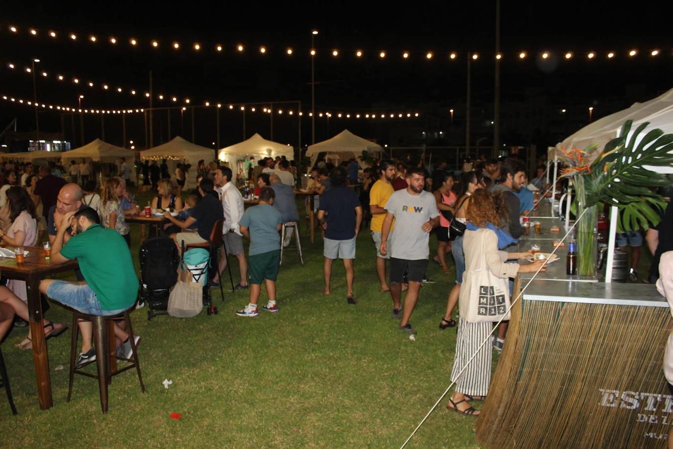 Almerimar ha vivido este fin de semana la tercera edición de su Sun Market. Una propuesta que trata de potenciar el tejido comercial de este núcleo costero, ofreciendo una muestra de su calidad. Para ello el campo de rugby, ubicado en la Playa de Poniente volvió a convertirse en escenario de un evento que cada año gana en seguimiento por saber crear una unión perfecta entre moda, música y gastronomía para generar una experiencia única para quienes la visitan. Así, durante el viernes por la noche y ayer sábado por la noche cerca de una veintena de negocios de Almerimar pero también de otros puntos del municipio como Balerma, participaron mostrando sus excelencias. Moda infantil, juvenil, de mujer y de hombre, bolsos, complementos para el pelo, collares, relojes, pendientes, calzado o gafas, junto a otros elementos como plantas o artículos de decoración. Un verdadero mercado pop up en un entorno muy especial, lleno de luz y color, donde los asistentes se encontraron con artistas, diseñadores, comerciantes, creativos y espacios gastronómicos.