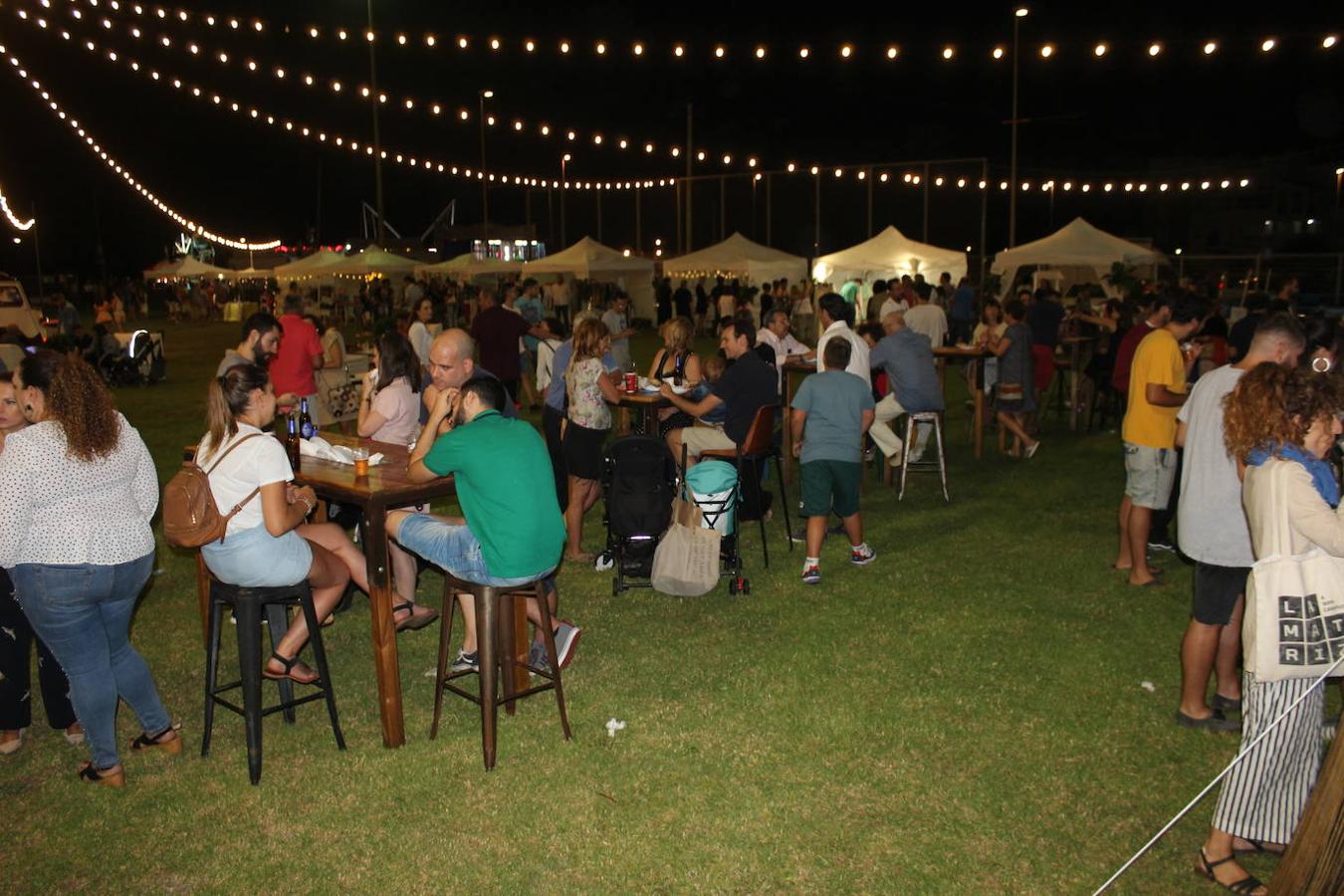 Almerimar ha vivido este fin de semana la tercera edición de su Sun Market. Una propuesta que trata de potenciar el tejido comercial de este núcleo costero, ofreciendo una muestra de su calidad. Para ello el campo de rugby, ubicado en la Playa de Poniente volvió a convertirse en escenario de un evento que cada año gana en seguimiento por saber crear una unión perfecta entre moda, música y gastronomía para generar una experiencia única para quienes la visitan. Así, durante el viernes por la noche y ayer sábado por la noche cerca de una veintena de negocios de Almerimar pero también de otros puntos del municipio como Balerma, participaron mostrando sus excelencias. Moda infantil, juvenil, de mujer y de hombre, bolsos, complementos para el pelo, collares, relojes, pendientes, calzado o gafas, junto a otros elementos como plantas o artículos de decoración. Un verdadero mercado pop up en un entorno muy especial, lleno de luz y color, donde los asistentes se encontraron con artistas, diseñadores, comerciantes, creativos y espacios gastronómicos.