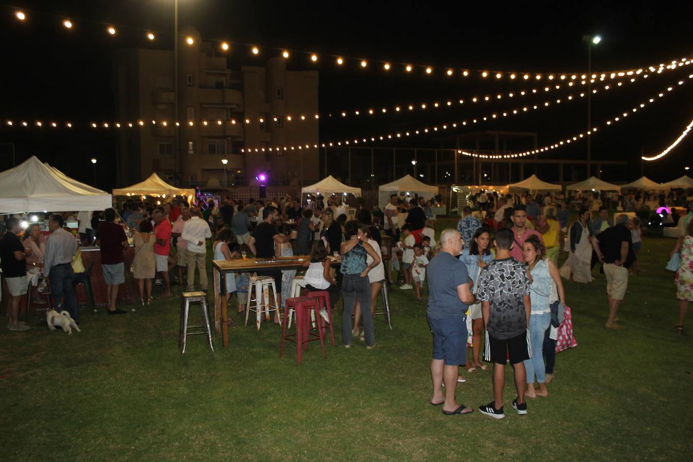 Almerimar ha vivido este fin de semana la tercera edición de su Sun Market. Una propuesta que trata de potenciar el tejido comercial de este núcleo costero, ofreciendo una muestra de su calidad. Para ello el campo de rugby, ubicado en la Playa de Poniente volvió a convertirse en escenario de un evento que cada año gana en seguimiento por saber crear una unión perfecta entre moda, música y gastronomía para generar una experiencia única para quienes la visitan. Así, durante el viernes por la noche y ayer sábado por la noche cerca de una veintena de negocios de Almerimar pero también de otros puntos del municipio como Balerma, participaron mostrando sus excelencias. Moda infantil, juvenil, de mujer y de hombre, bolsos, complementos para el pelo, collares, relojes, pendientes, calzado o gafas, junto a otros elementos como plantas o artículos de decoración. Un verdadero mercado pop up en un entorno muy especial, lleno de luz y color, donde los asistentes se encontraron con artistas, diseñadores, comerciantes, creativos y espacios gastronómicos.