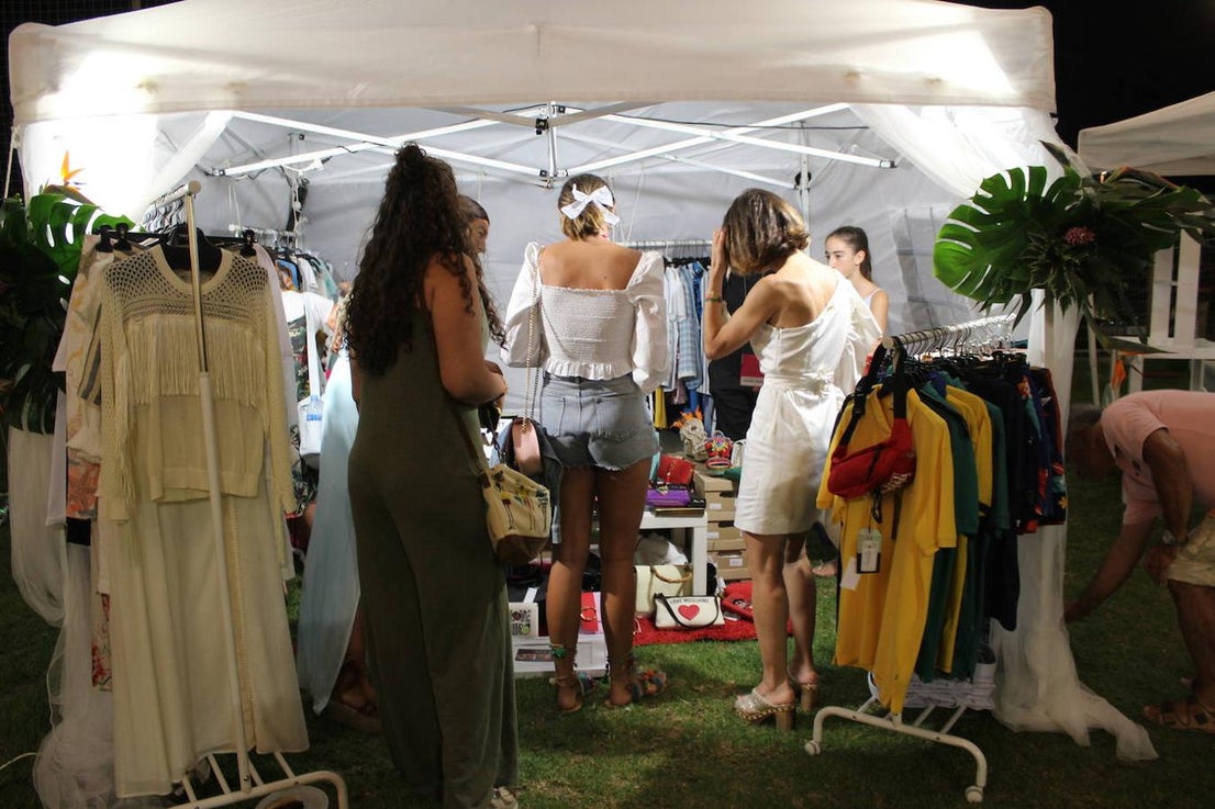 Almerimar ha vivido este fin de semana la tercera edición de su Sun Market. Una propuesta que trata de potenciar el tejido comercial de este núcleo costero, ofreciendo una muestra de su calidad. Para ello el campo de rugby, ubicado en la Playa de Poniente volvió a convertirse en escenario de un evento que cada año gana en seguimiento por saber crear una unión perfecta entre moda, música y gastronomía para generar una experiencia única para quienes la visitan. Así, durante el viernes por la noche y ayer sábado por la noche cerca de una veintena de negocios de Almerimar pero también de otros puntos del municipio como Balerma, participaron mostrando sus excelencias. Moda infantil, juvenil, de mujer y de hombre, bolsos, complementos para el pelo, collares, relojes, pendientes, calzado o gafas, junto a otros elementos como plantas o artículos de decoración. Un verdadero mercado pop up en un entorno muy especial, lleno de luz y color, donde los asistentes se encontraron con artistas, diseñadores, comerciantes, creativos y espacios gastronómicos.