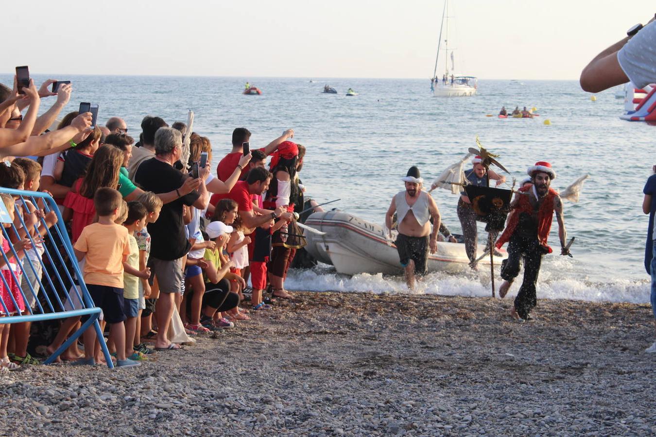 Miles de personas disfrutaron en la tarde noche de ayer con el Desembarco Pirata en la playa de Poniente de Almerimar. Una actividad que cada año gana en adeptos y que ayer permitió volver a acercar un trocito de la historia de esta zona a los asistentes. Un evento de gran plasticidad y trepidante ritmo que se vivió en la playa desde donde luego partió un colorido y animado pasacalles que recorrió el Puerto Deportivo para acabar en la Plaza Batel.